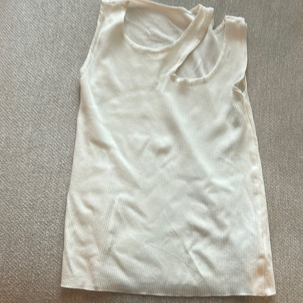 Commense white cropped tank with cutout